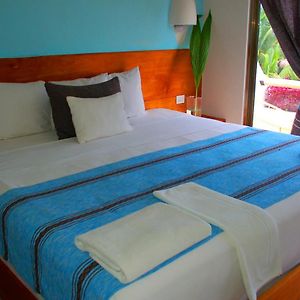 Zimmer mit Kingsize-Bett
